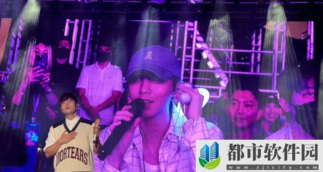 王俊凯去看周杰伦演唱会 偶像合唱《雨下一整晚》