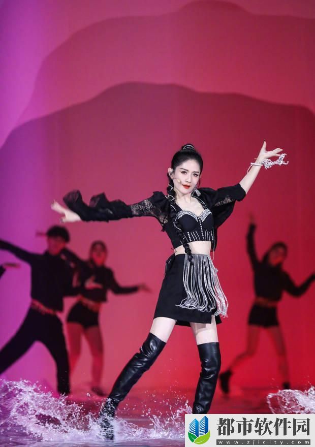 谢娜浪姐4公演造型太惊艳 黑色露脐女团装尽显韵味